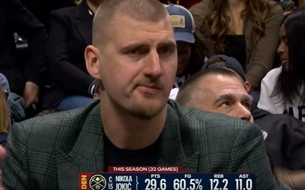 篮球投注-挺淡定！约基奇场边便装观战 嘴里嚼着东西